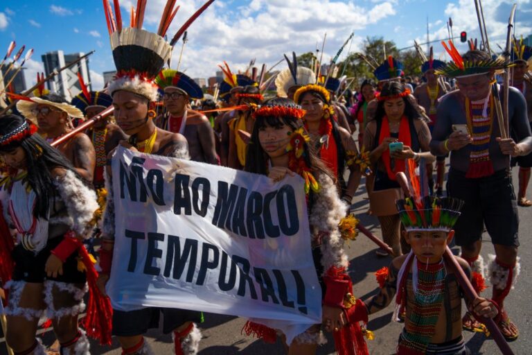 Pueblos Indígenas en Brazil protestan el 'Marco Temporal', que pone en riesgo sus territorios. Foto: CIMI- Veronica Holanda